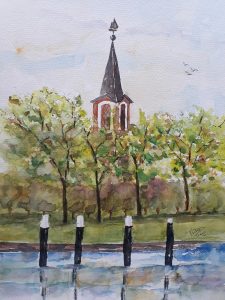 Kerk langs water met aanlegpalen 28x38 cm Aquarel